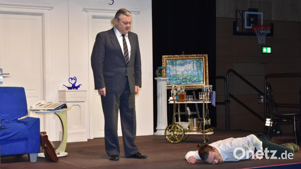 Mit einem Hexenschuss, den der Verleger Pierre Brochant (Samuel Merold) bekommen hat, ist nicht zu spaßen. Aber er wollte seinen Spaß mit dem von ihm ausgewählten Volltrottel Francois Pignon (Jens Ulrich Seffen). Bild: rgr