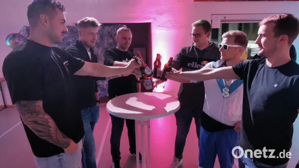Ein Glas Bier unter Freunden. Bild: gz