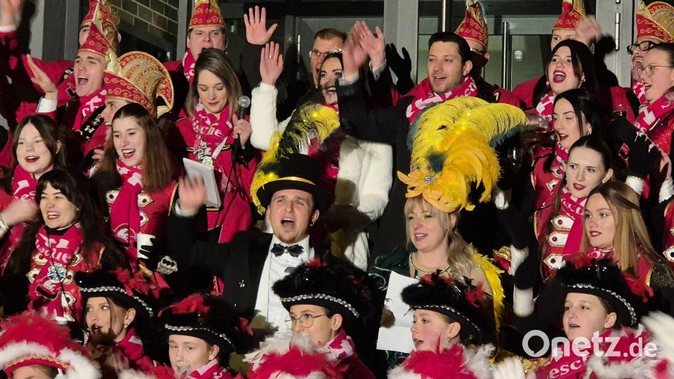 Das alte und das neue Prinzenpaar sowie alle Garden und der Elfer der Narrhalla Windischeschenbach präsentieren sich auf der Rathaustreppe der Öffentlichkeit. Bild: Lowak