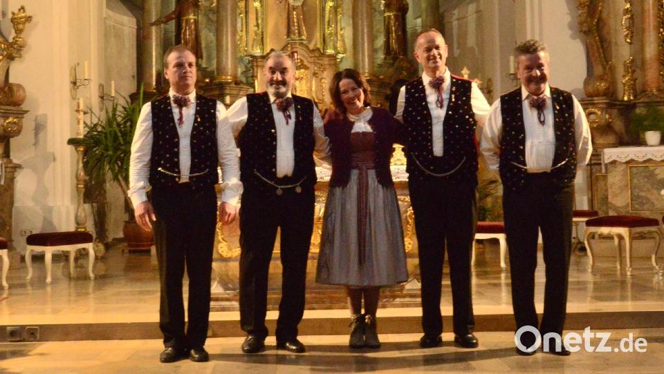 Das &quot;Kastelruther Männerquartett&quot; bot gemeinsam mit Helga Mahlknecht ein ins Herz gehendes Konzert in der Felixkirche. Bild: bey