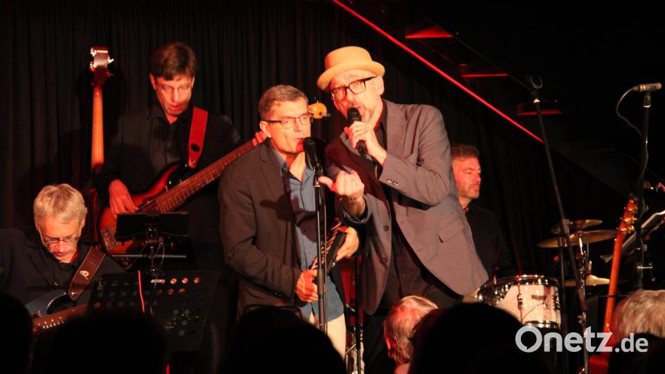 Die beiden Mundartpoeten und Musiker Hubert Treml und Franz Schuier beim gemeinsamen Konzert mit der &quot;King-Size Bigband&quot; auf dem Schafferhof, bei der auch eine Hommage an Neuhaus Premiere hatte. Bild: prh