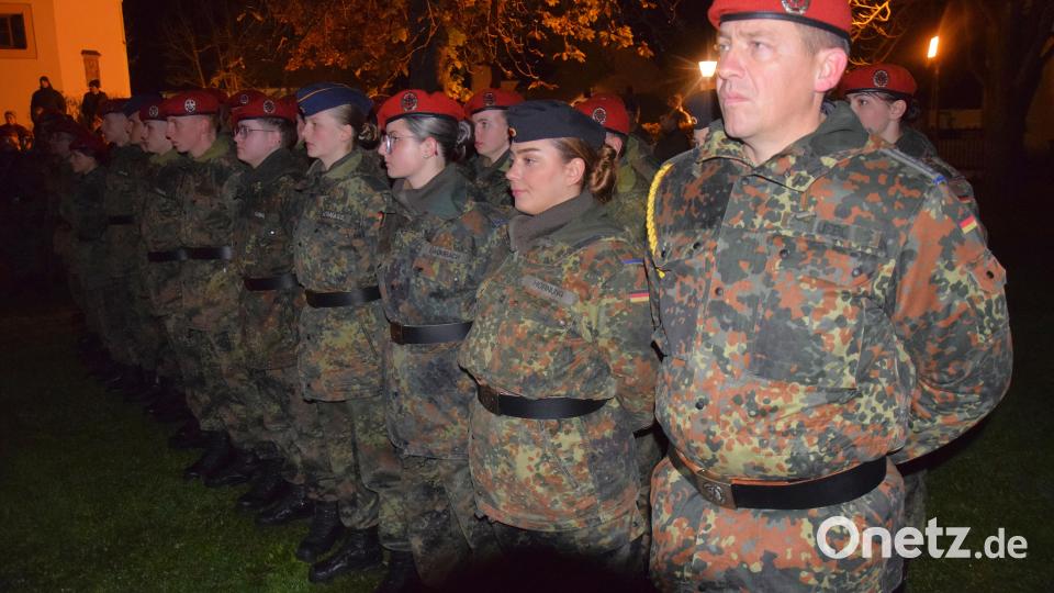 25 Rekruten aus dem Logistikbataillon 472 legen in der Patengemeinde der 1. Kompanie des Bataillons ihr feierliches Gelöbnis ab. Bild: bö