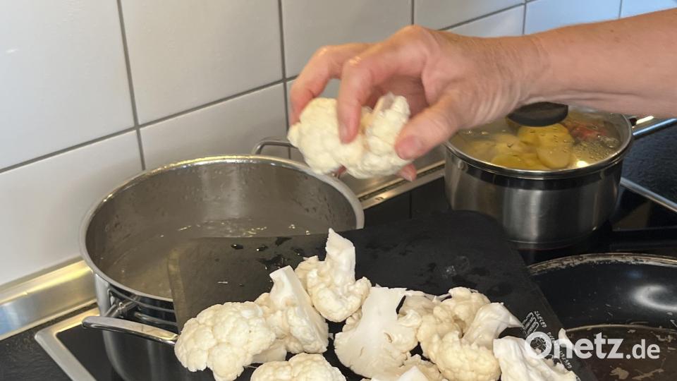 Blumenkohl im Salzwasser halb gar kochen. Bild: Gerhard Scheuenstuhl