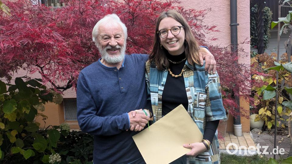 Durch eine großzügige Spende konnte die Aktion „Für das Leben und die Hoffnung“ von Hans Karl (links) Leonie Schmidt aus Oberbibrach bei ihrem Anliegen „Schools Under The Sky“ finanziell unterstützen. Bild: exb; Für das Leben und die Hoffnung/Hans Karl