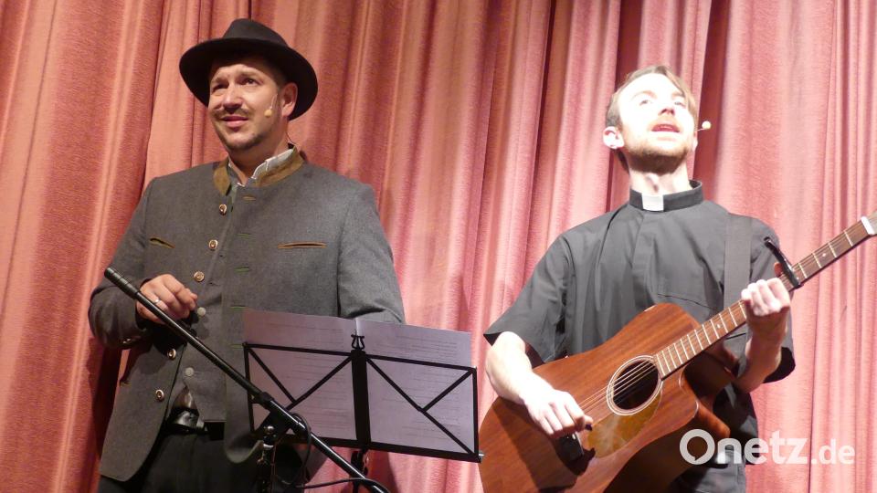 Michael Rattai und Roman Palecki bei der musikalischen Einlage zwischen den Akten. Bild: rtw