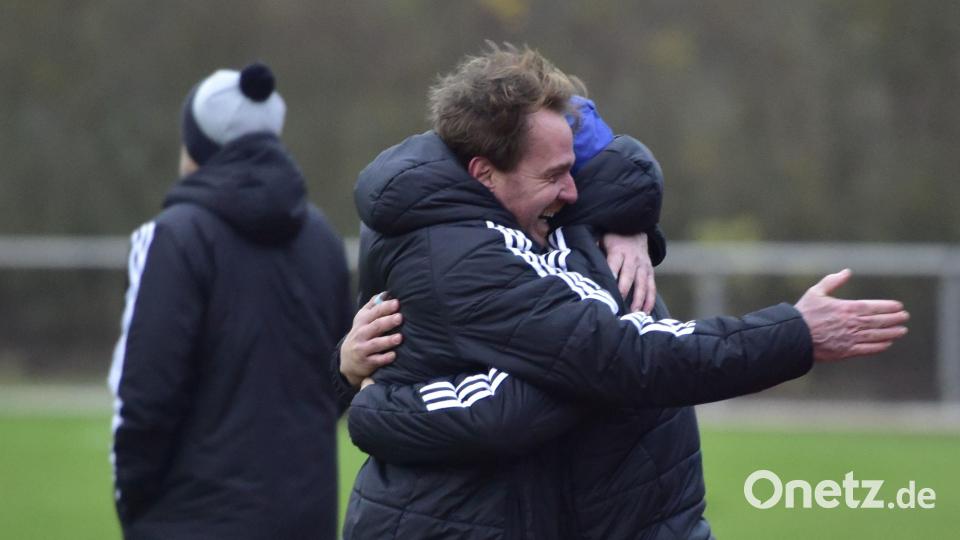 Alexander Hadasch, der Trainer des 1. FC Schwarzenfeld, freut sich über den Sieg gegen den FC OVI/Teunz und die Ungeschlagen-Serie in der Fußball-Kreisliga West. Bild: ham