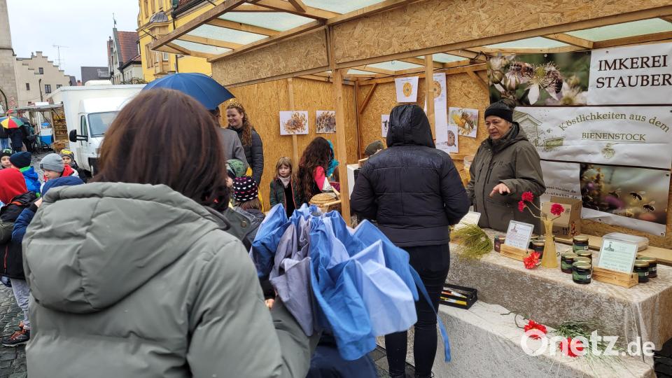 Imkerin Andrea Stauber informierte an ihrem Stand über Honig und Bienen. Bild: Stadt Kemnath/exb