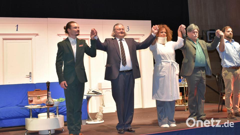 Samuel Merold (von links), Jens Ulrich Seffen, Mona Fischer, Gerhard Kühner und Julian Kühndel vom&quot;Landestheater Oberpfalz&quot; brillierten am Samstag Abend in der Grafenwöhrer Stadthalle beim Stück: &quot;Dinner für Spinner&quot;. Bild: rgr