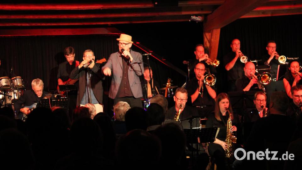 Gedränge auf der Tennen-Bühne. Die beiden Mundartpoeten und Musiker Hubert Treml und Franz Schuier beim gemeinsamen Konzert mit der &quot;King-Size-Bigband&quot; auf dem Schafferhof, bei der auch eine Hommage an Neuhaus Premiere hatte. Bild: prh