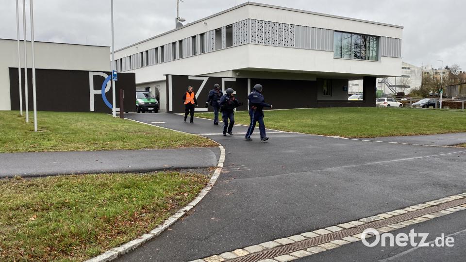 Mit schwerer Schutzausrüstung eilen Beamte der Polizeiinspektion Tirschenreuth von ihrer Dienststelle aus zum gegenüberliegenden Jugendamt. Als Teil der Sonderübung wurde auch der Verkehr auf der Bahnhofstraße kurzzeitig gestoppt. Bild: Polizeiinspektion Tirschenreuth/exb
