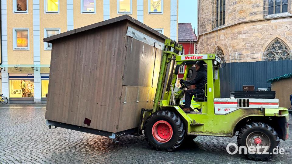 Scheinbar mühelos verteilte der Gabelstapler die Stände an Ort und Stelle. Bild: Peter Ringeisen