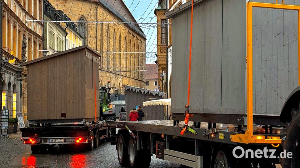 Man konnte meinen, man sei in einen Weihnachtsmarktstand-Stau geraten, so dicht an dicht folgte die Anlieferung zum Amberger Marktplatz. Bild: Peter Ringeisen