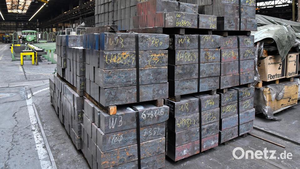 Im Rohrwerk Maxhütte in Sulzbach-Rosenberg lagern Vierkantknüppel, die zu nahtlosen Rohren weiterverarbeitet werden. Bild: Petra Hartl