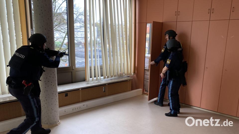 Im Zuge der Sonderübung im Tirschenreuther Kreisjugendamt läuft ein Polizist mit der Maschinenpistole im Anschlag auf eine von seinen Kollegen geöffnete Tür zu. Bild: Polizeiinspektion Tirschenreuth/exb