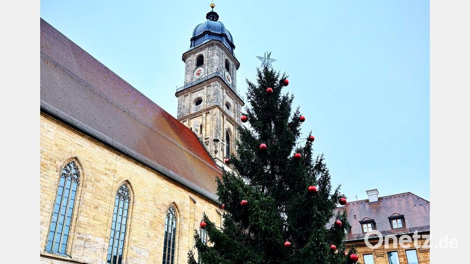 Die roten Kugeln sind schon gut verteilt am Weihnachtsbaum - der Turm der Martinskirche hat es genau im Auge. Bild: Peter Ringeisen