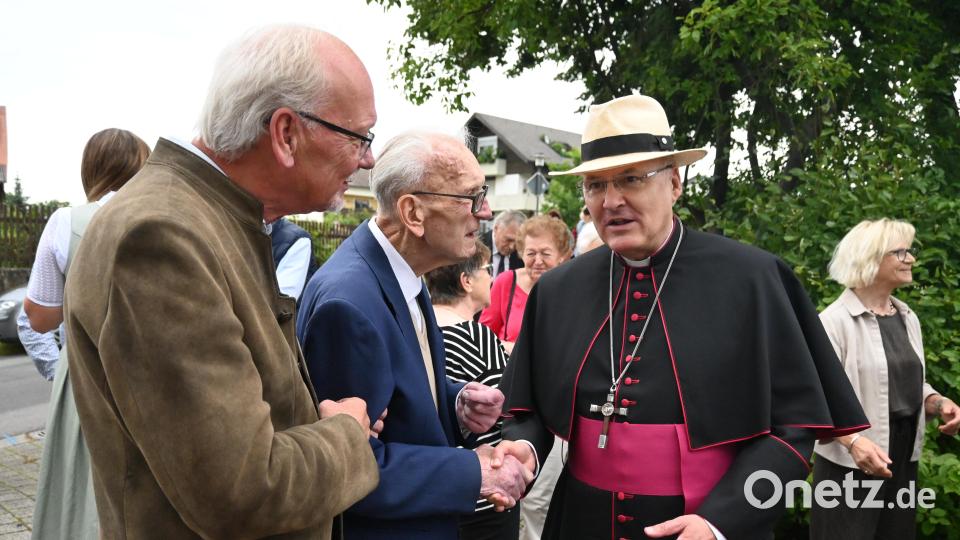 Den Festgottesdienst anlässlich des sechzigjährigen Weihefests der Auferstehungskirche mit Bischof Rudolf Voderholzer (rechts) konnte Oswald Baer (Mitte) zusammen mit seinem Sohn Thomas (links) im Juli noch mitfeiern. Bild: kki