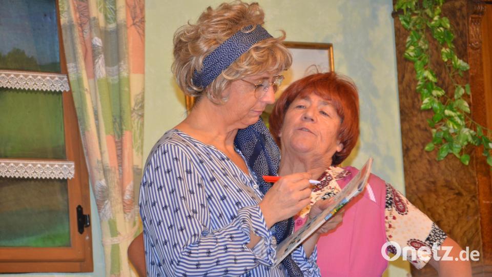 Hier eine Szene mit Margit Stich (rechts) und Monika Stahl. Bild: ak