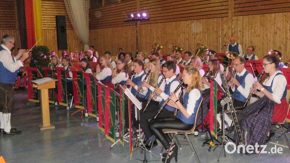 Musikalisches Highlight kurz vor dem Advent: Die Jugendblaskapelle Parkstein tritt in der Witron-Sporthalle auf. Bild: adj