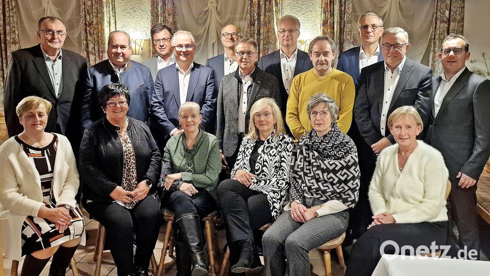 Vorstandssprecher Bernhard Wolf verabschiedet 14 Beschäftigte in den Ruhestand. Bild: R. Kreuzer