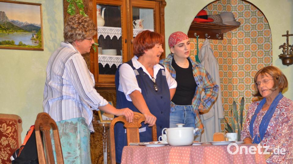 Zwei Nachbarinnen und Tochter Anke, gespielt von Eva Scharnagl. Bild: ak