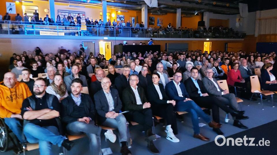 Rund 650 Gäste verfolgen die Podiumsdiskussion und können sich auch selbst mit Fragen beteiligen. Bild: lg