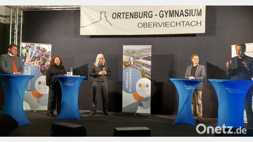 Auf dem Podium (von rechts) Unternehmer Philipp Horsch, Diplom-Physiker Harald Hofmann, Moderator Jürgen Kaul, die Chefin der Bundesarbeitsagentur Andrea Nahles und Landrat Thomas Ebeling. Bild: lg