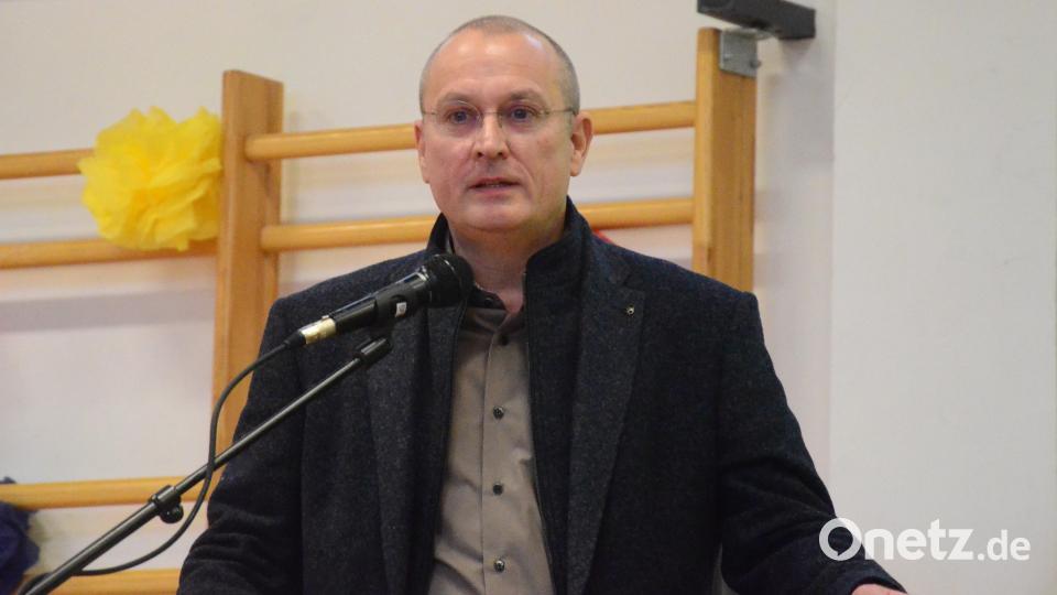 Stefan Bauer vertritt an diesem Festabend in der Schule die Regierung der Oberpfalz. Bild: Kunz