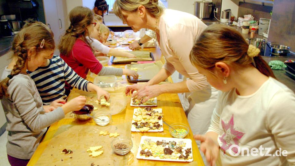 Mit einem großen Andrang ist wieder in der &quot;Weihnachtsbäckerei&quot; zu rechnen. Unter Anleitung von Hauswirtschaftsmeisterin Jutta Bundscherer dürfen die Kinder nach Herzenslust Plätzchen backen. Bild: do