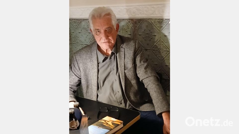 Bernhard Setzwein liest aus seinem neuen Roman „Kafkas Reise durch die bucklige Welt“ in Pressath. Bild: Heiner Brückner