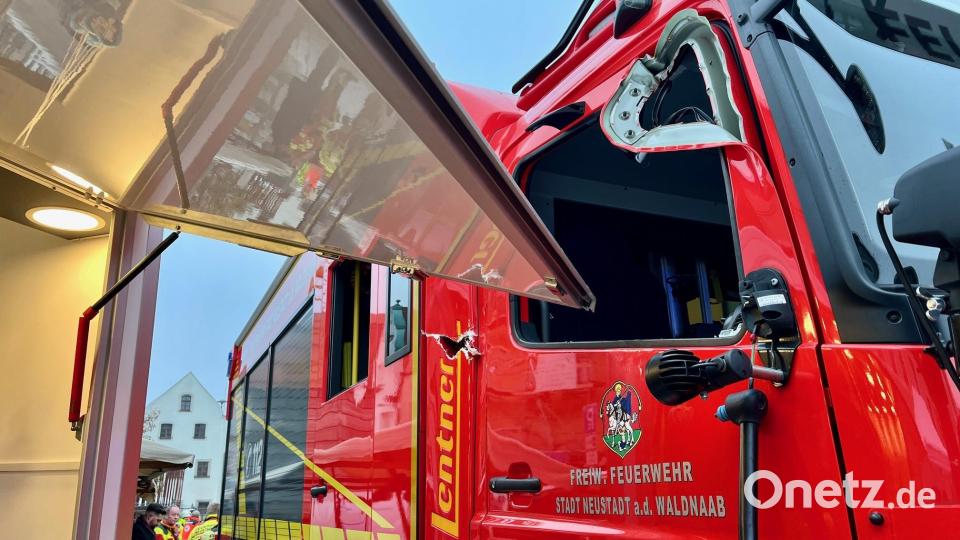 Am Feuerwehrfahrzeug sind Schäden nach dem Unfall zu sehen. Bild: Gabi Schönberger