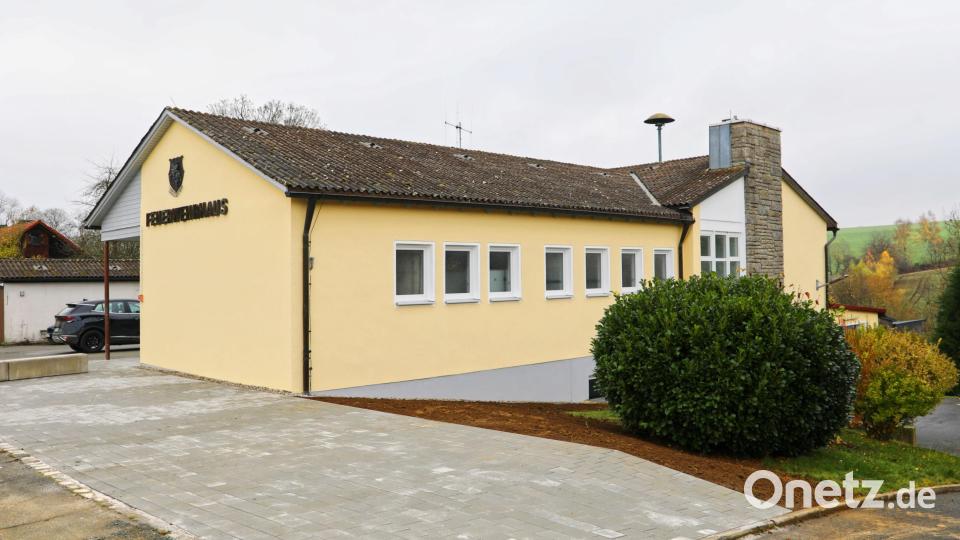 Das Wildenreuther Feuerwehrhaus erhielt einen neuen Anstrich und das Umfeld wurde neu gestaltet. Bild: njn