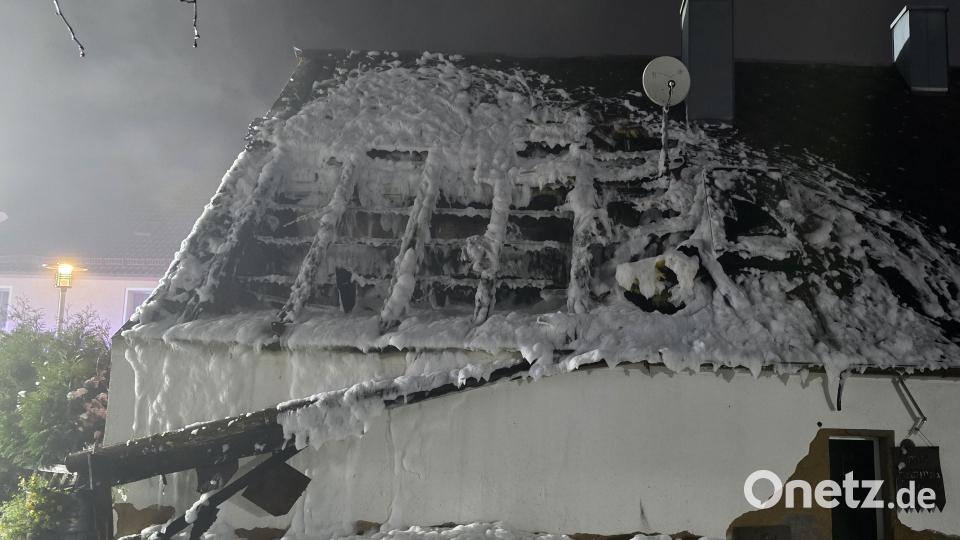 Mit Schaum erstickten die Feuerwehren die letzten Glutnester. Bild: Josef Fischer/exb