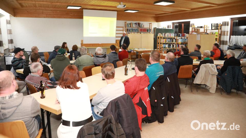 Bürgermeister Johannes Reger bei der Bürgerversammlung im Jugendheim Wildenreuth. Bild: njn