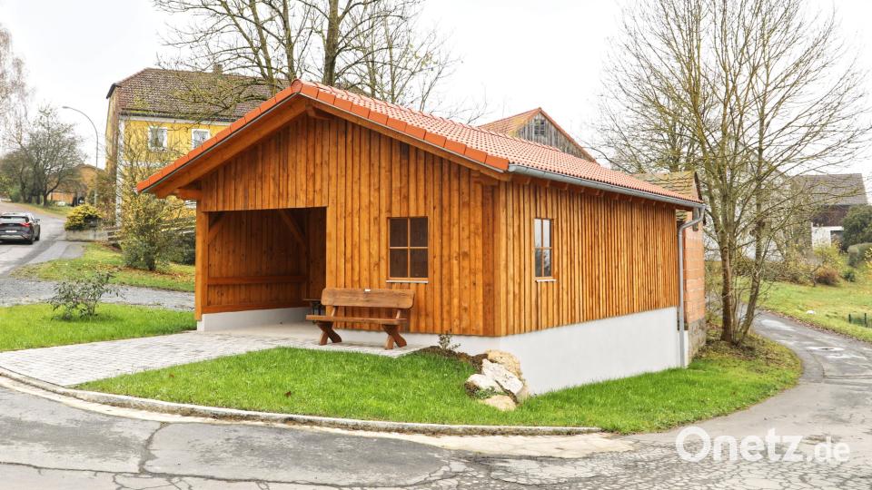 Den Dorfplatz Neuenreuth hat die Dorfgemeinschaft mit finanzieller Unterstützung durch das Regionalbudget der Steinwald-Allianz neu gestaltet. Bild: njn