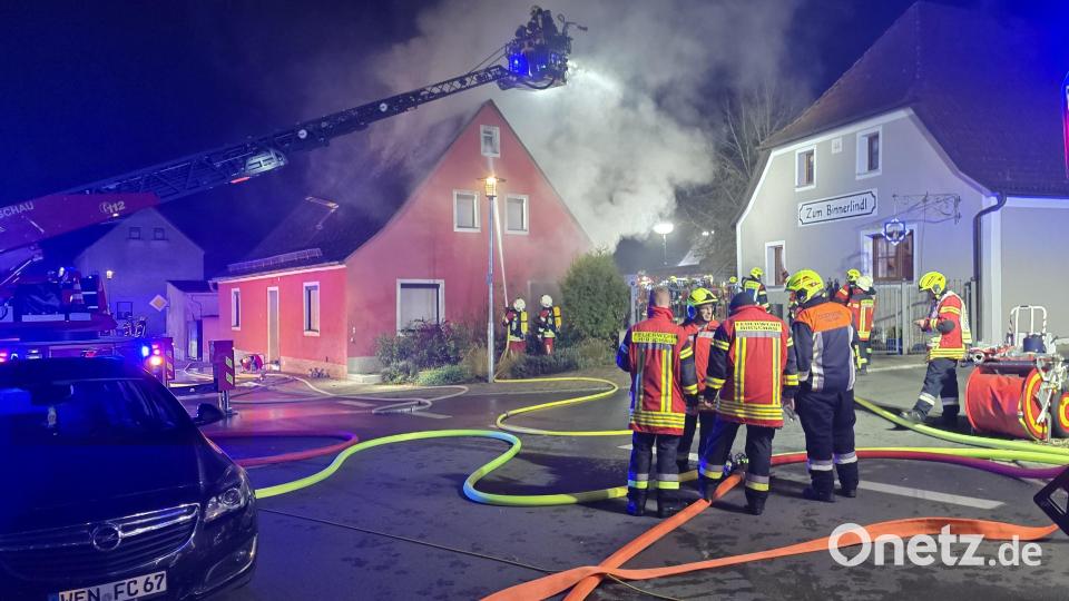 Mit Hilfe der Hirschauer Drehleiter bekämpften die Einsatzkräfte den Brand in einem Einfamilienwohnhaus mitten in Kohlberg von oben. Bild: Josef Fischer/exb