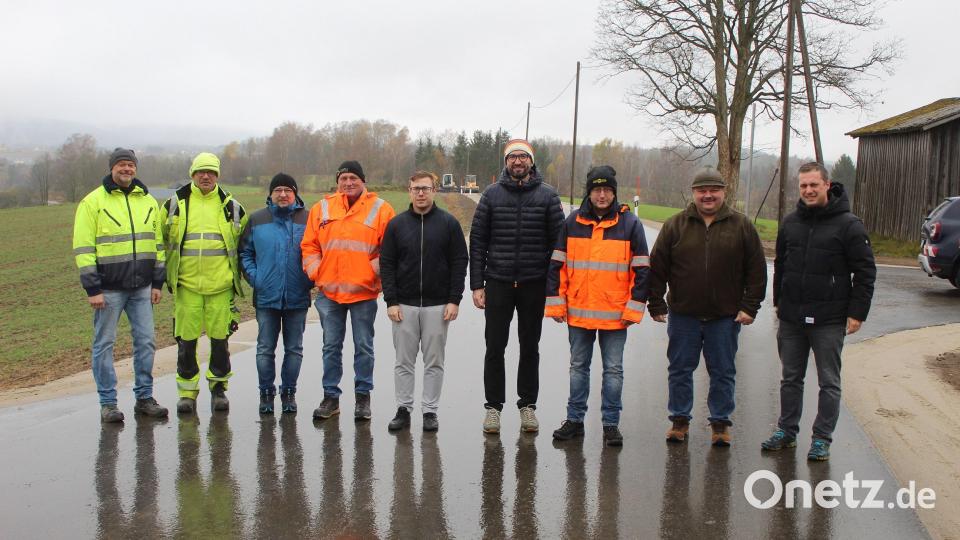 Bei der Abnahme der Baumaßnahme: (von rechts) Bürgermeister Wolfgang Söllner, Zweiter Bürgermeister Michael Sticht, SWW-Mitarbeiter Dieter Suttner, Geschäftsführer des Ingenieurbüros Wolf &amp; Zwick Christoph Reger, Mitarbeiter des Büros Wolf &amp; Zwick Michael Pilar, Wasserzweckverbands-Mitarbeiter Benni Schmidt, Geschäftsführer WZV Thomas Prechtl, Polier der Firma Scharnagl Walter Laab und der Bauleiter der Firma Scharnagl Stefan Gerhard. Bild: Wolfgang Söllner/exb