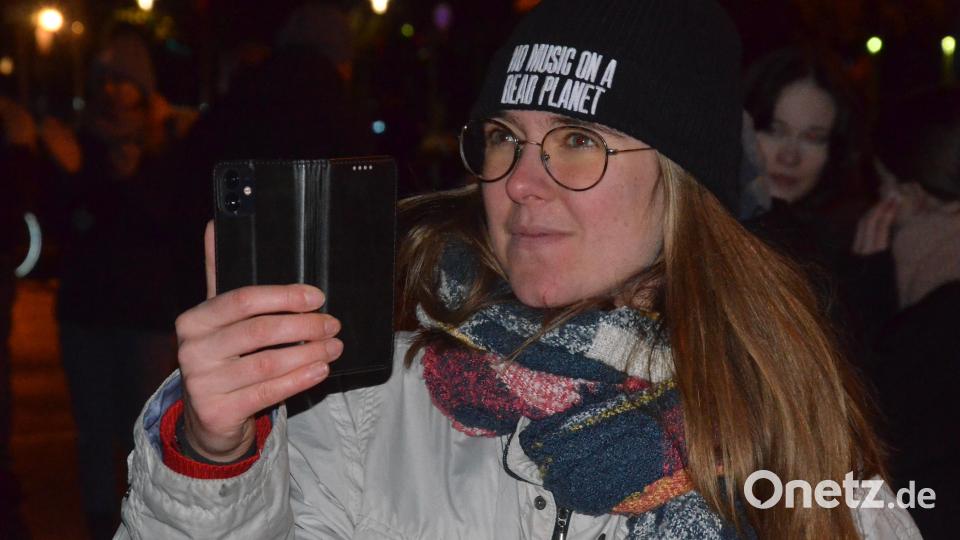 Ronja Künkler fordert in einem ihrer Songs das AfD-Verbot. Bild: Kunz