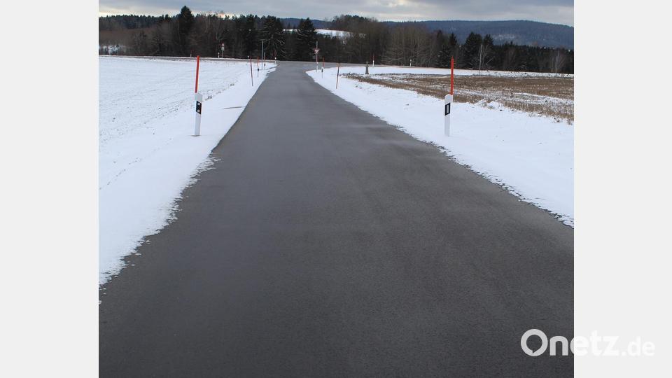 Kaum waren die Bauarbeiter weg, war der Schnee schon da: Kurz vor dem Wintereinbruch hat die Gemeinde Ebnath eine sehr wichtige und große Baustelle fertig gestellt, die Gemeindeverbindungsstraße Grünlas–Zeckenberg. Bild: soj
