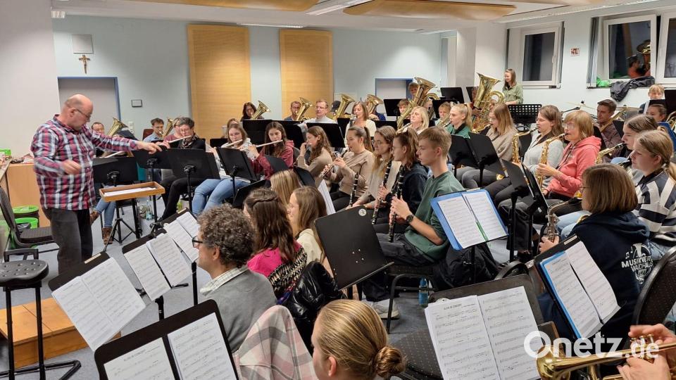 Hermann Mack (links) gibt den Takt vor. Die Musiker sind voll konzentriert bei der Sache. Bild: pi