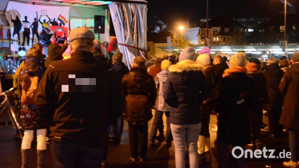 Rund 80 Teilnehmer demonstrieren in Weiden gegen eine Veranstaltung der AfD. Bild: Kunz