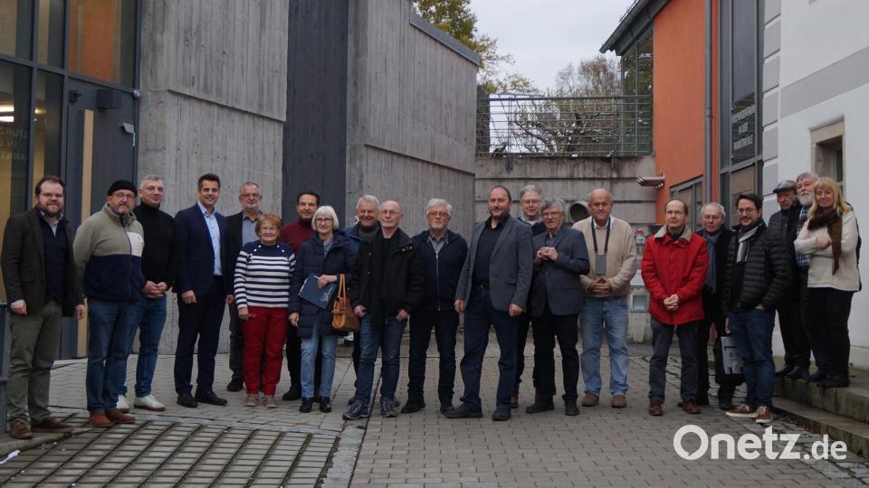Die Kreisheimatpfleger und weitere ehrenamtlich Tätige besichtigen im Rahmen ihrer Tagung das Archiv und das Museum. In sein Amt als neuer Kreisheimatpfleger der großen Kreisstadt Schwandorf wird Hans-Werner Robold eingeführt. Bild: wel