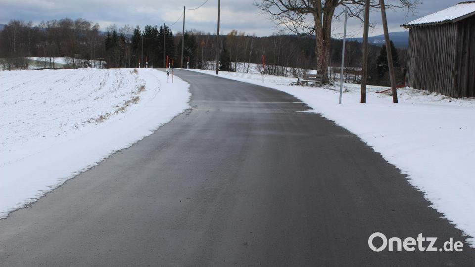 Kaum waren die Bauarbeiter weg, war der Schnee schon da: Kurz vor dem Wintereinbruch hat die Gemeinde Ebnath eine sehr wichtige und große Baustelle fertig gestellt, die Gemeindeverbindungsstraße Grünlas–Zeckenberg. Bild: soj