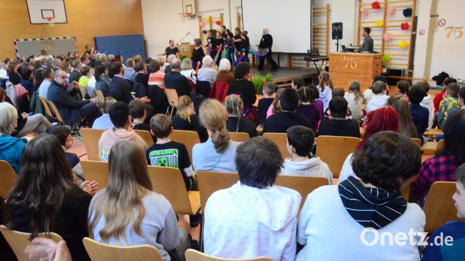 Schülerinnen und Schüler führen einen Orientalischen Tanz mit Tüchern auf. Bild: Kunz