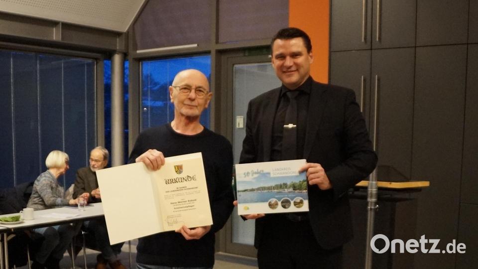 Landrat Thomas Ebeling führt Hans-Werner Robold als neuen Kreisheimatpfleger der großen Kreisstadt Schwandorf in sein Amt ein. Bild: wel