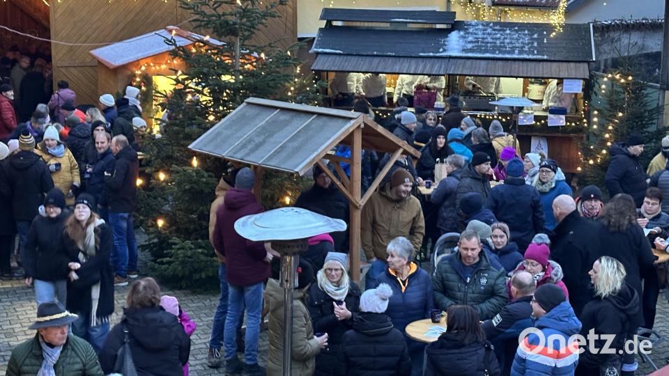 Die Besucher des Stullner Weihnachtsmarktes drängen sich um die Stehtische im Sorgenfrei-Innenhof, genießen die Atmosphäre und lassen sich das kulinarische Angebot schmecken. Bild: Rohrwild