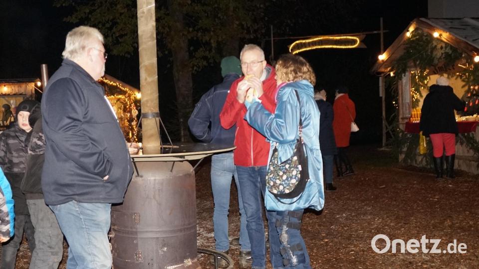 Die Feuertonnen sorgen für Wärme Bild: wel