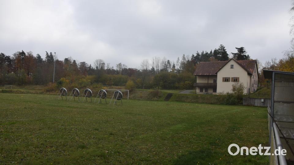 Auf dem A-Platz stehen die Zielscheiben der Bogenschützen Oberviechtach, die derzeit die Sportanlage nutzen. Bild: fz