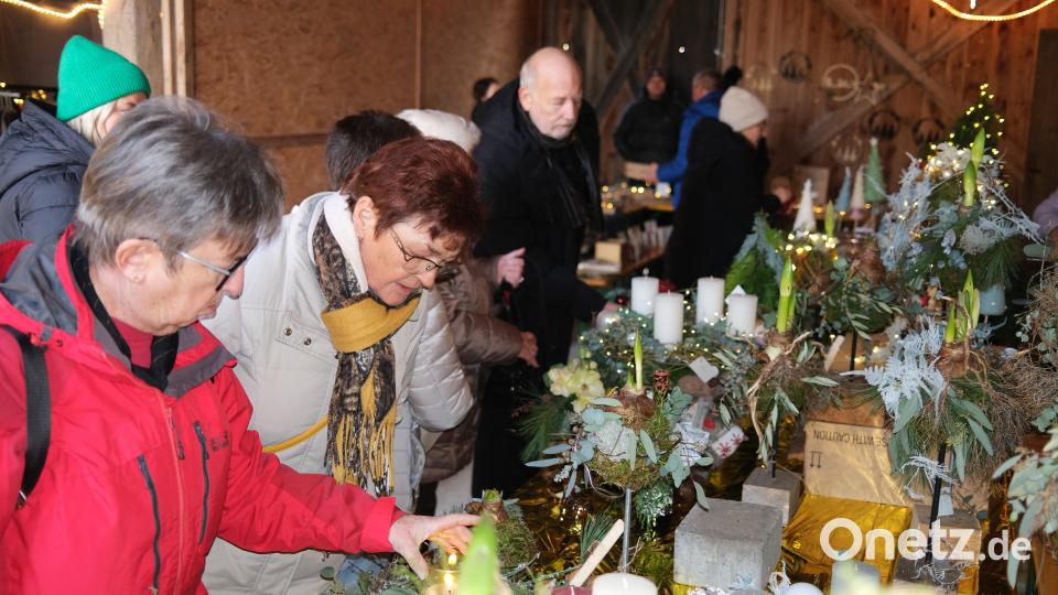 Eine breite Palette an Weihnachtsdekoration bieten die Händler in den Nebengebäuden des Sorgenfrei-Hofes. Bild: Hirsch