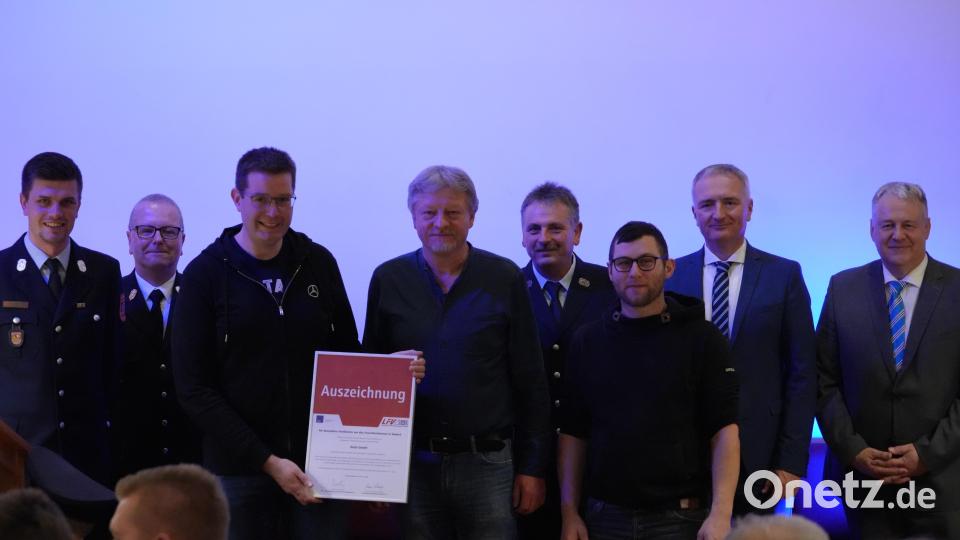 Ausgezeichnet als Partner der Feuerwehr, die Firma Seitz GmbH aus Eschenfelden mit Florian Roth, Manfred Seitz und Lukas Renner. Bild: Jürgen Leißner