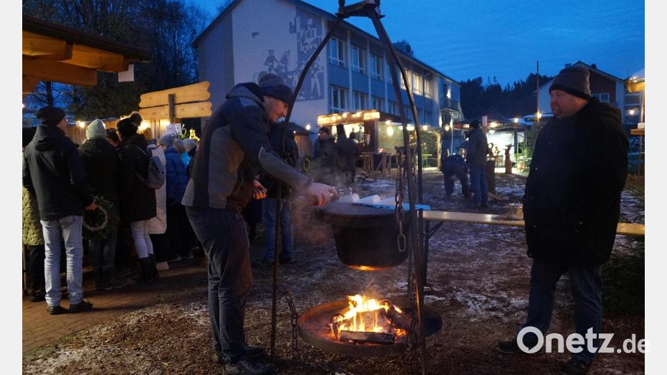 &quot;Hochprozentiges&quot; wird auf die Zuckerkegel gegossen und angezündet, um die Feuerzangenbowle stilecht zuzubereiten Bild: wel